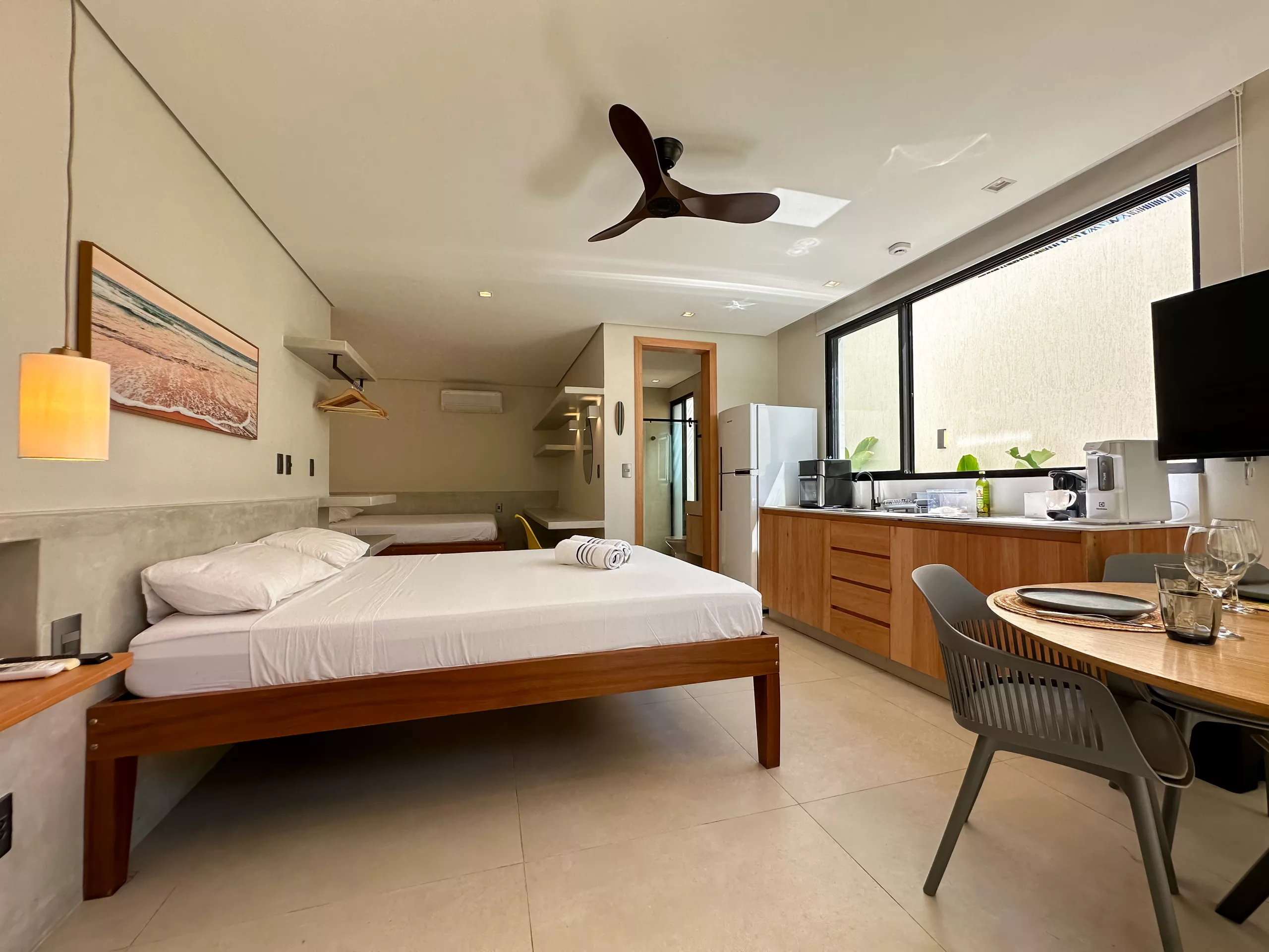 Bright Beija-Flor studio with queen and single bed