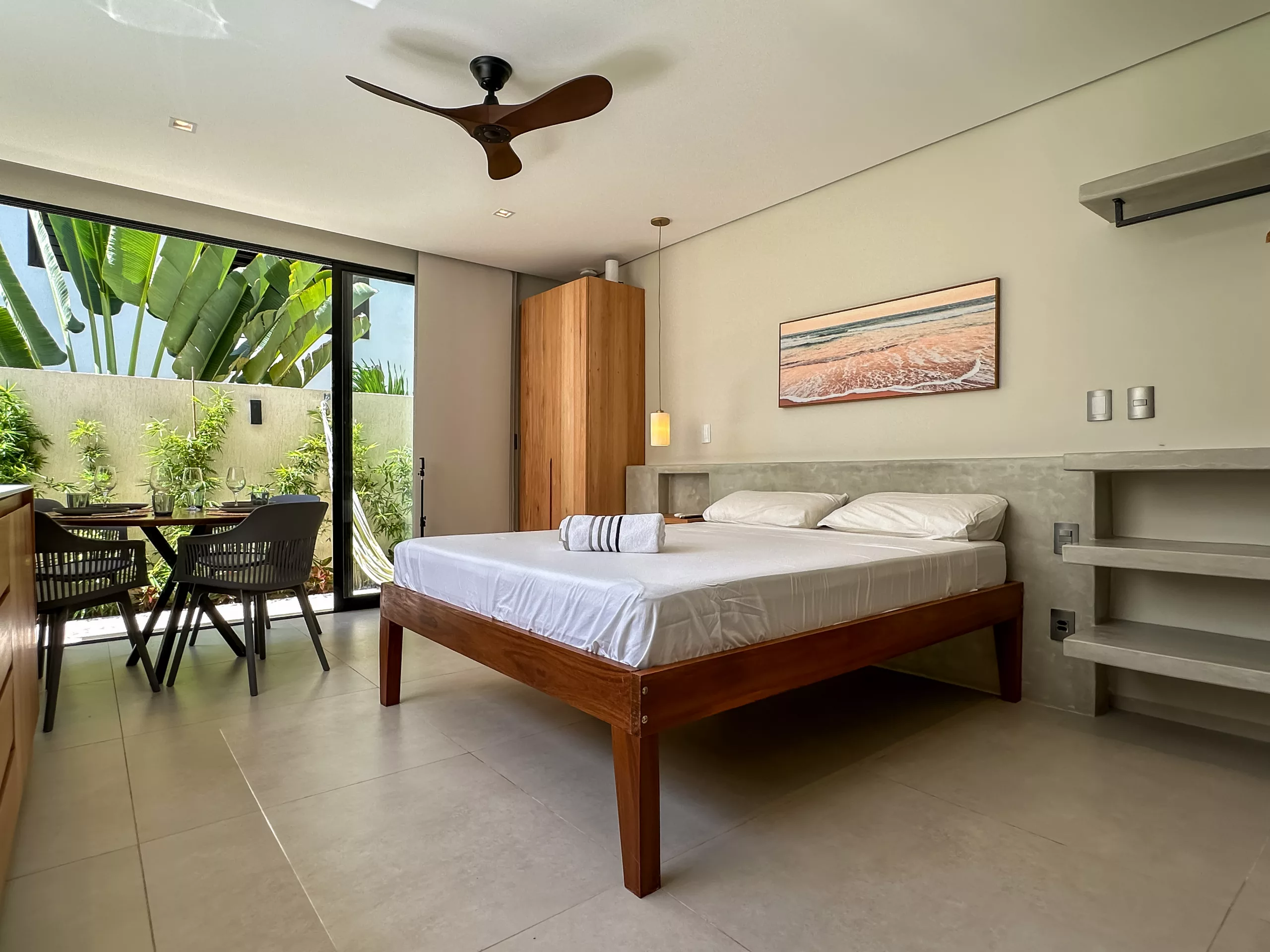 Bem-Te-Vi studio opening directly onto its tropical garden
